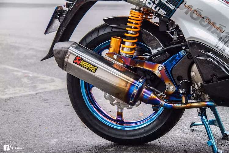 Ở phía sau, chiếc xe cũng có hàng loạt các "đồ chơi" hàng khủng, có thể kể tới bao gồm cặp phuộc Ohlins từ SH300i, phanh đĩa với heo Brembo cùng đĩa Galfer và cây pô Akrapovic lon dài đi kèm cổ pô titan 7 màu đẹp mắt.