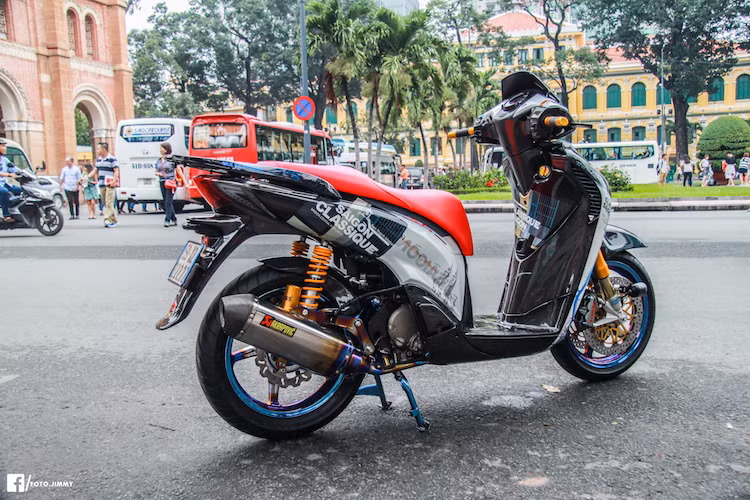 Với hàng loạt các đồ chơi "hàng khủng", có thể nói bản độ SH 2010 này chính là chiếc SH độ "khủng" nhất tại Việt Nam hiện tại.