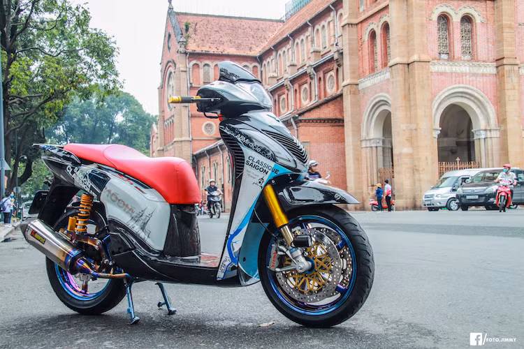 Trong tất cả các thế hệ SH đã từng xuất hiện tại Việt Nam, Honda SH thế hệ thứ 5, hay còn được gọi là Honda SH 2010 được người dân rất ưa chuộng do có kiểu dáng thể thao, mạnh mẽ hơn hẳn so với thế hệ sau đó.