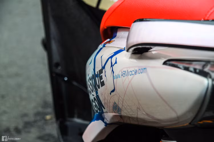 Ngoài những chi tiết dán carbon thật, dàn áo của chiếc xe đã được sơn tem đấu với tông màu chủ đạo là trắng thanh nhã và các họa tiết hình bản đồ, địa danh tại Sài Gòn. Để tạo điểm nhấn trên dàn áo màu trắng và các chi tiết sợi carbon đen, yên của chiếc SH này đã được bọc da đỏ.