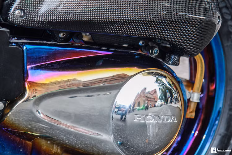 Trong khi đó, các chi tiết kim loại nguyên bản trên xe như bưởng máy, mâm, gắp... đã được sơn mạ theo công nghệ đặc biệt, tạo ra ánh cầu vồng như titan gia nhiệt. Để "ton sur ton" với các chi tiết này, chủ xe đã đầu tư bộ ốc titan thật Proti cho chiếc SH.