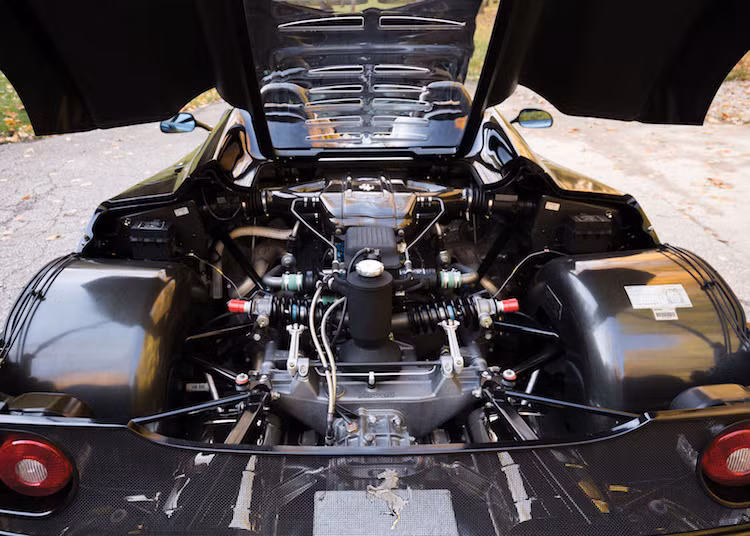 Nằm phía sau lưng người lái và hành khách là khối động cơ V12 4.7 lít nạp khí tự nhiên với tổng số van nạp/xả lên tới 60 chiếc, do mỗi xi-lanh có tới 5 van. Đây chính là khối động cơ của mẫu xe đua công thức 1 Ferrari 641 vào năm 1990, nhưng được cải tiến để dành riêng cho F40.