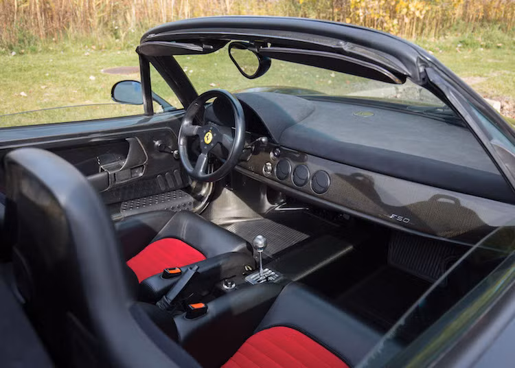 Có thể coi F50 là siêu xe thể thao "thuần chất" cuối cùng của Ferrari khi nó đã hoàn toàn hướng người lái tới trải nghiệm sau tay lái như xe đua công thức 1 mà không có các hệ thống điện tử hỗ trợ hay tiện nghi. Điều này được thể hiện rất rõ từ nội thất của xe.