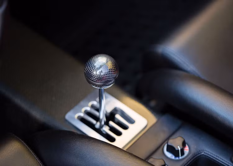 Động cơ này đem tới cho chiếc xe công suất tối đa lên tới 513 mã lực và mô-men xoắn cực đại 470 Nm. Sức mạnh được truyền tới cầu sau thông qua hộp số sàn 6 cấp.