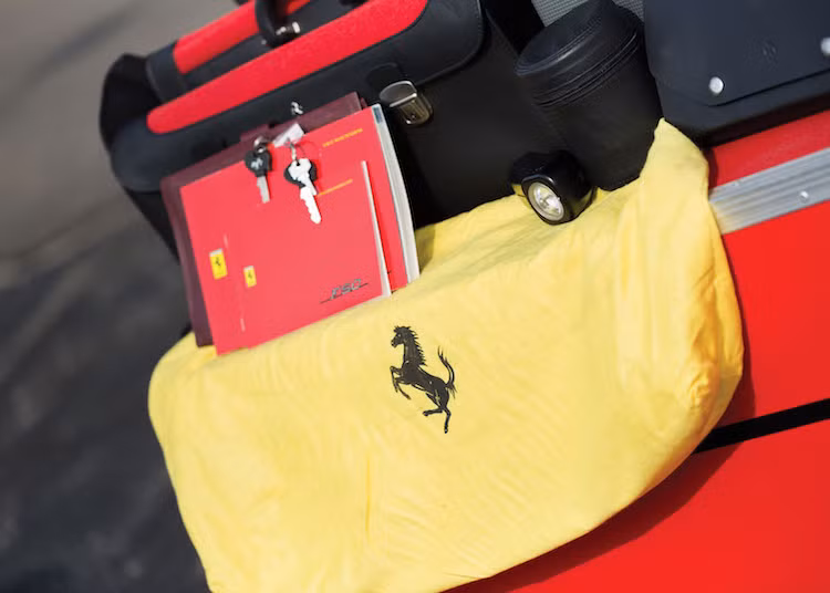 Bộ phụ kiện đi kèm F50 cũng rất quan trọng khi ngoài các dụng cụ như cờ-lê, kìm, tuốc-nơ-vít..., nó còn kèm theo một móc tháo lắp nhanh để phòng trường hợp khi cần kéo xe, cùng với một loạt các bóng đèn và cầu dao thay thế cho hệ thống điện cùng hệ thống chiếu sáng. Đặc biệt, nếu như lỡ làm mất khóa mở trong bộ phụ kiện này, chủ xe sẽ không có cách nào để tháo bánh xe, do nó sử dụng ốc vặn trung tâm "hàng thửa".