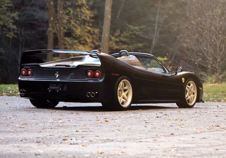 Mọi chiếc F50 đều được bán với cấu hình thân xe targa mui trần với mui cứng có thể tháo lắp được, chỉ trừ 2 phiên bản "hàng độc": F50 Bolide cho Quốc vương Brunei và bản đua F50 GT.