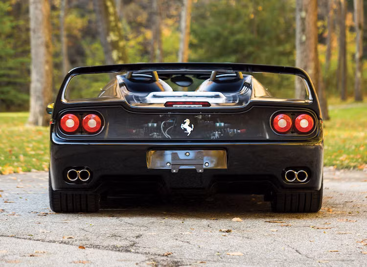 Chiếc F50 mà các bạn đang thấy trong bài viết với số khung ZFFTG46A6S0104092 là 1 trong 4 chiếc màu đen Nero Daytona trên Thế giới, và là 1 trong 2 chiếc có mặt tại Mỹ. Tuy nhiên, chiếc còn lại vừa bị tai nạn gần đây và dù có được phục chế lại, nó cũng sẽ không thể hoàn hảo như chiếc xe ZFFTG46A6S0104092.