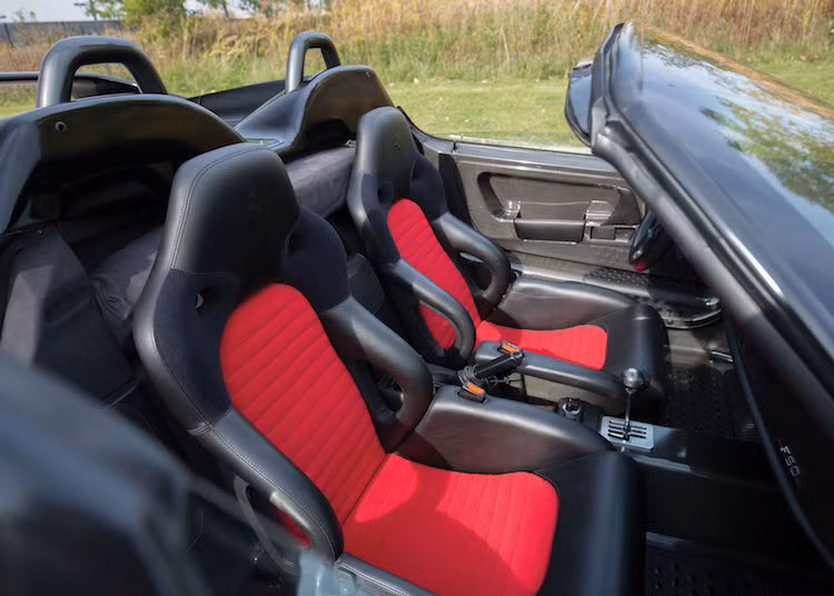 Để giảm trọng lượng một cách tối đa, các tấm ốp cửa cũng được làm từ sợi carbon. Ferrari thậm chí còn không trang bị cho F50 cửa kính điều khiển điện, thay vào đó là tay quay như những mẫu xe "rẻ tiền" vào lúc đó.