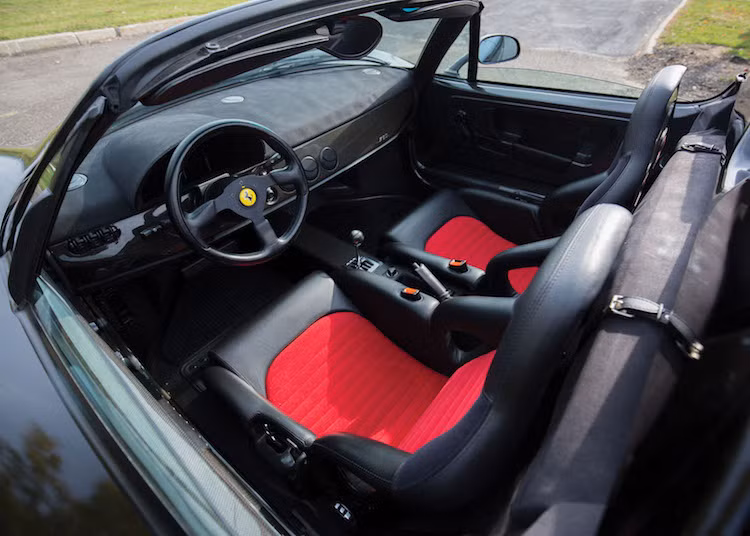 Bên trên bảng táp-lô bằng sợi carbon và phủ alcantara, chiếc xe hoàn toàn không có bất kỳ một hệ thống giải trí nào. Vô-lăng của F50 cũng hoàn toàn "trần trụi", vắng bóng những nút bấm phức tạp như các siêu xe hiện đại.