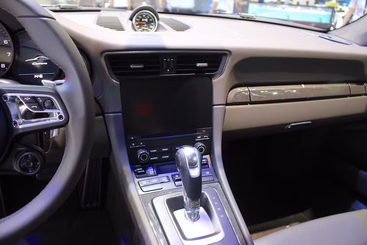 Ngoài ra, ở giữa bảng điều khiển trung tâm của xe cũng đã được Porsche trang bị hệ thống thông tin giải trí Porsche Communication Management thế hệ mới với màn hình 7 inch, kết nối Apple CarPlay, tính năng định vị nâng cấp với bản đồ của Google. Khách hàng có thể lựa chọn ốp nhôm hoặc sợi carbon để trang trí nội thất xe.