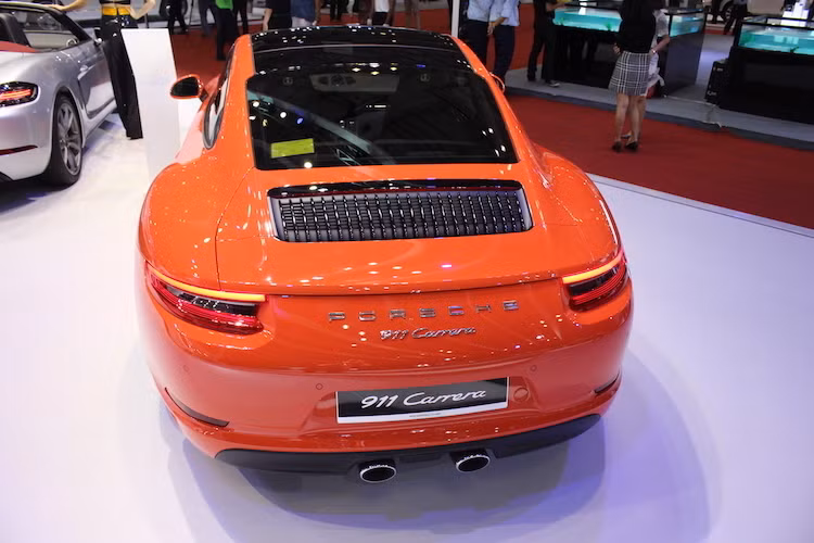 Tại thị trường Việt Nam, giá khởi điểm chính hãng của một chiếc Porsche 911 Carrera là 6,49 tỷ đồng.