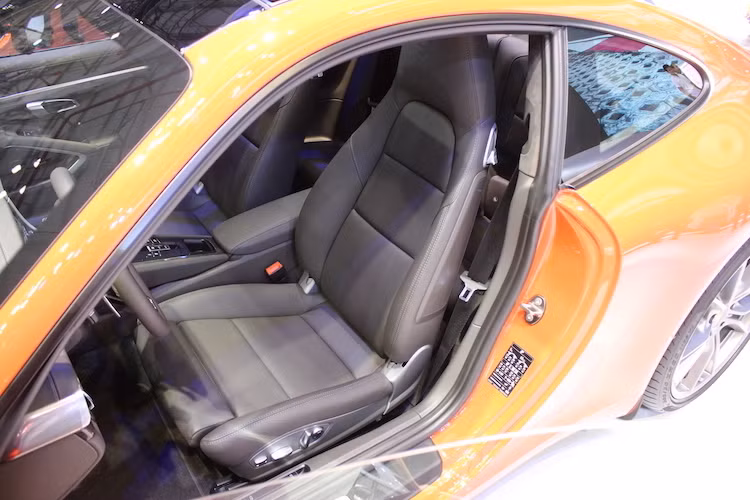 Các ghế ngồi trước của 911 Carrera đều có hình dáng "mỏng" và chỉnh điện toàn phần. Xe cũng có hàng ghế sau, tuy nhiên hàng ghế này có không gian rất nhỏ, chỉ phù hợp với trẻ em hoặc để một số hành lý. Ngoài ra, hành khách cũng buộc phải gập lưng ghế trước mới có thể chui vào hàng ghế sau.