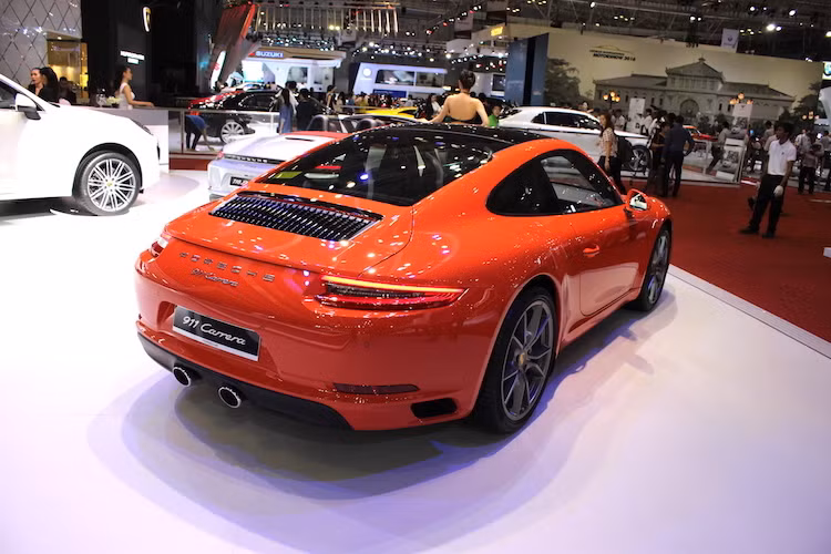 Ở hai bên thân xe, những thay đổi nhỏ và khó nhận biết hơn gồm tay nắm cửa được chỉnh sửa lại và bộ mâm đúc mới. Lùi về phía sau, 911 có đèn hậu được cải tiến, cùng với các khe hút gió mới để làm mát động cơ mới hiệu quả hơn.