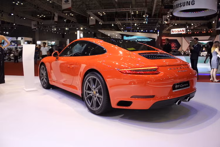 Với goias trang bị thể thao Sport Chrono, dù là phiên bản thấp nhất của dòng 911 hiện tại nhưng Carrera vẫn có khả năng tăng tốc từ 0-100 km/h chỉ trong 4,2 giây - nhanh hơn phiên bản cũ 0,2 giây cùng tốc độ tối đa đạt 293 km/h.