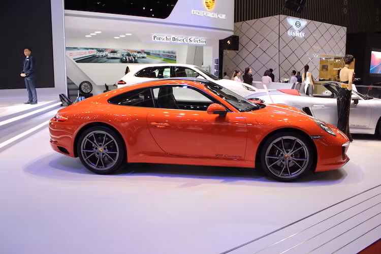 Xe sử dụng hệ dẫn động cầu sau và hộp số tự động ly hợp kép 7 cấp PDK. Mặc dù có động cơ mạnh mẽ hơn, nhưng những chiếc 911 mới vẫn có mức tiêu thụ nhiên liệu tiết kiệm hơn 12% so với phiên bản cũ. Bên cạnh động cơ mới, chiếc xe còn được nâng cấp với giảm xóc mới, hệ thống treo chủ động PASM (Porsche Active Suspension Management).