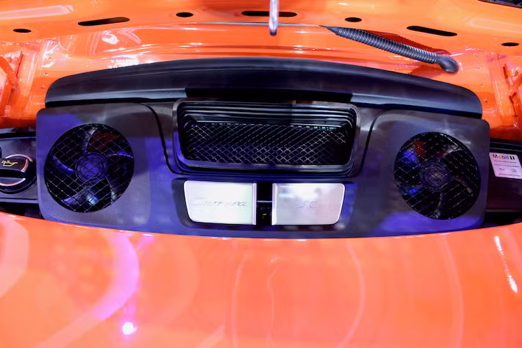 Thay đổi lớn nhất của dòng Carrera facelift đó là mọi phiên bản đã được trang bị động cơ 6 máy ngang 3.0l tăng áp kép hoàn toàn mới, thay vì loại 3.6l nạp khí tự nhiên như trước đây. Động cơ này có công suất tối đa 370 mã lực/450 Nm - lớn hơn 20 mã lực so với các phiên bản tiền nhiệm.