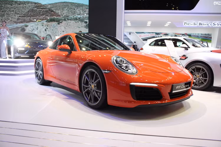 Phiên bản siêu xe thể thao Porsche 911 Carrera giữa vòng đời (facelift) thuộc thế hệ thứ 7 với tên mã 991 đã được ra mắt lần đầu vào tháng 9/2015 trên Thế giới. Vào tháng 3 vừa qua tại Sài Gòn, mẫu xe này cũng đã chính thức "trình làng" tại Việt Nam cùng với các phiên bản khác như 911 Cabriolet, Turbo... facelift.