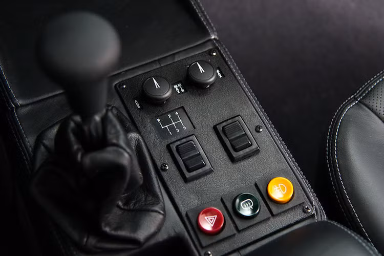 Không có những hệ thống thông tin giải trí hiện đại nhưng vào cuối thập niên 70 và đầu thập niên 80, M1 thuộc dạng khá hiện đại khi từ thời kỳ này, chiếc xe đã có hệ thống sưởi kính chống đọng sương và các cửa kính bên điều khiển điện.