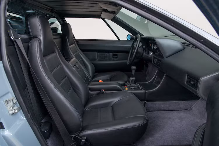 So với phiên bản đua M1 Procar thật, chiếc xe cũng đã được thay các ghế đua bằng ghế thường thoải mái hơn. Toàn bộ nội thất của xe, bao gồm cả trần đều được bọc da cao cấp màu đen, trong khi các thảm lót sàn được bọc nhung.