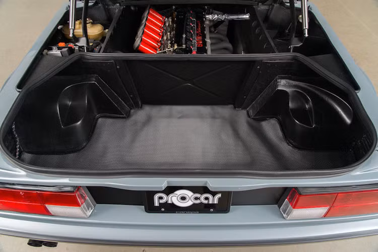 Khoang hành lý của xe được đặt ở vị trí truyền thống là phía sau đuôi xe và nằm ngay dưới khoang động cơ. Dù là một siêu xe nhưng M1 vẫn có khoang hành lý với thể tích khá lớn, đặc biệt khi xét tới việc xe được trang bị động cơ đặt dọc.