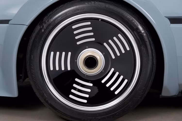 Bộ mâm 5 cánh với các nan ngang là điểm đặc trưng của dòng siêu xe M1, tuy nhiên trên phiên bản M1 Procar này, bộ mâm đã được "fake" bởi một nắp che với các họa tiết tương tự. Trên thực tế, chiếc xe có mâm nhiều nan với khóa trung tâm của hãng BBS, nhưng sử dụng nắp che nhằm hạn chế tối đa độ cản gió.