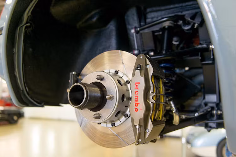 Sức mạnh của xe được truyền tới cầu sau thông qua hộp số sàn 5 cấp ZF. Do không tìm được bộ phanh nguyên bản của M1 Procar nên Canepa đã lựa chọn biện pháp nâng cấp với các heo phanh Brembo từ mẫu xe đua huyền thoại Porsche 962, cùng với đĩa từ Porsche 935.