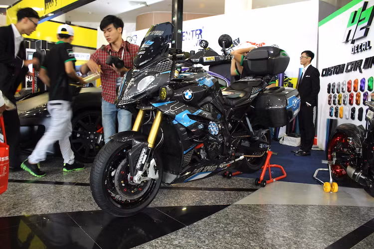Ra mắt lần đầu tại triển lãm EICMA 2014, BMW S1000XR mới là dòng xe đường trường (adventure) mới của chi nhánh BMW Motorrad, cung cấp cho khách hàng thêm một sự lựa chọn mới bên cạnh dòng R1200GS truyền thống. Tại Việt Nam, S1000XR hiện đã được phân phối chính hãng BMW với giá khoảng 730 triệu đồng.