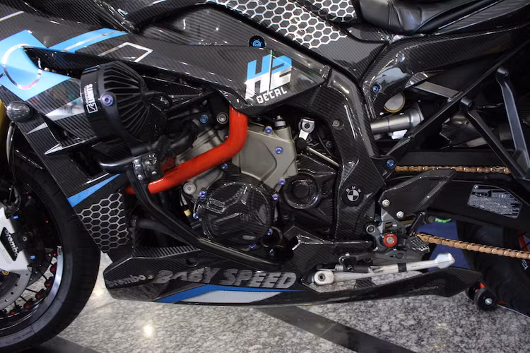 Ngay cả động cơ của xe cũng có ốp lốc nồi và mang cá chắn nhông bằng sợi carbon. Nằm giữa khung của S1000XR là khối động cơ 999 cc DOHC 4 xi-lanh thẳng hàng, đi kèm với hộp số 6 cấp như S1000RR và chiếc naked bike S1000R. Tuy nhiên so với S1000RR, động cơ này đã được BMW sửa lại, giảm công suất xuống còn 158 mã lực và mô-men xoắn giữ nguyên 112 Nm.