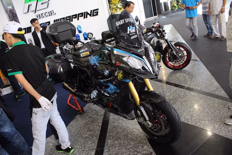 Dù đã là một trong những chiếc adventure "VIP" nhất trên thị trường môtô Việt hiện nay nhưng S1000XR vẫn được một người chơi xe ở câu lạc bộ Baby Speed - Long Xuyên "chi mạnh" để độ lại với hàng loạt phụ kiện cao cấp nhập ngoại, khiến cho chiếc xe trở thành một "siêu xế phượt" đúng nghĩa.