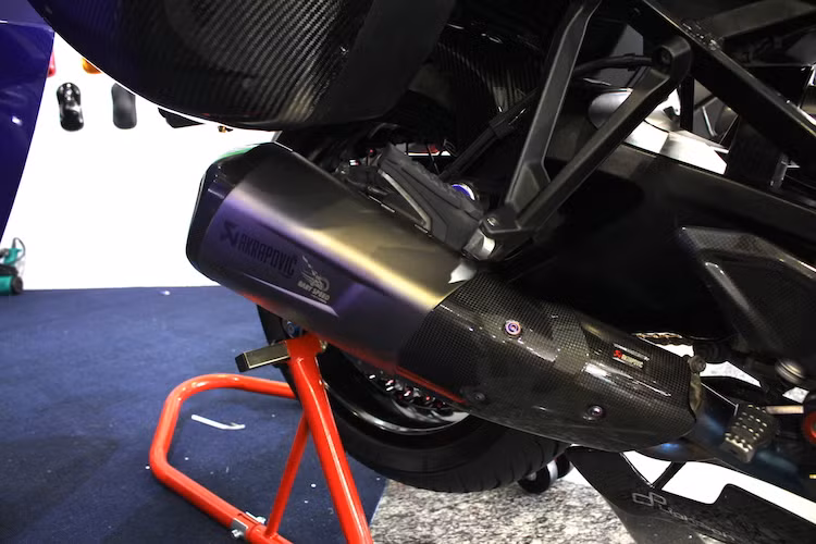 Với hệ thống pô Akrapovic titanium full system, động cơ 4 máy 999 cc của S1000XR không chỉ có tiếng nổ ấn tượng hơn mà còn có công suất tăng nhẹ so với nguyên bản. Phù hợp với đặc tính touring của S1000XR, cả phía trước và sau xe đều được trang bị lốp Michelin Pilot Road 4.