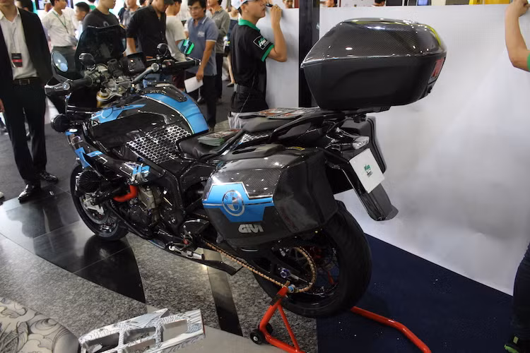 Cùng với dàn ốc titan Proti và một số chi tiết "lặt vặt" như pát tăng sên Lightech... tổng số tiền mà chủ nhân của chiếc BMW S1000XR độ này đã phải bỏ ra để độ lại nó lên tới trên 300 triệu đồng.