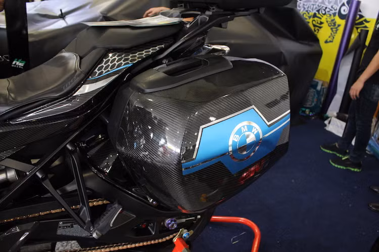 Nằm ở phía sau đuôi xe là full bộ thùng Givi gồm 2 thùng bên và 1 thùng gắn phía sau, khiến chủ xe có thể dễ dàng mang theo đầy đủ những "hành trang" cần thiết cho một chuyến đi dài. Cũng giống như thân xe, những chiếc thùng này cũng được làm từ sợi carbon siêu nhẹ.