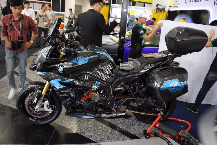 Điểm đặc biệt nhất của chiếc S1000XR này đó là toàn bộ dàn vỏ thân xe đã được chủ nhân thay thế hoàn toàn bằng vật liệu sợi carbon, giúp giảm trọng lượng. Được biết chỉ tính riêng dàn vỏ carbon này đã tiêu tốn của chủ xe khoảng 150 triệu đồng. Lớp vỏ carbon được để trần, chỉ trang trí bằng decal màu xanh/chrome bắt mắt với các họa tiết hình tổ ong.