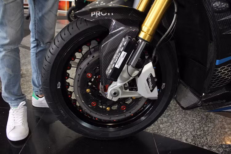 Vốn chia sẻ bộ vành đúc nguyên bản với superbike S1000RR, tuy nhiên chiếc S1000XR này đã được chủ xe thay cặp bánh căm không săm của Kineo, phân tán lực tốt hơn trên những đoạn đường xóc. Bánh trước chiếc xe còn được lắp thêm đèn LED trợ sáng ở dọc phuộc, tấm chắn bảo vệ heo phanh và dè trước bằng sợi carbon.