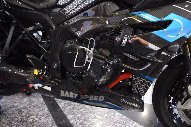 Động cơ của xe cũng đã được nâng cấp nhẹ với ống nước giải nhiệt Samco, giúp máy mát hơn khi hoạt động trong thời gian dài. Lùi về phía sau một chút là dàn để chân CNC của Gilles Toolings, đem tới cho chiếc xe khả năng thay đổi tư thế ngồi linh hoạt hơn.