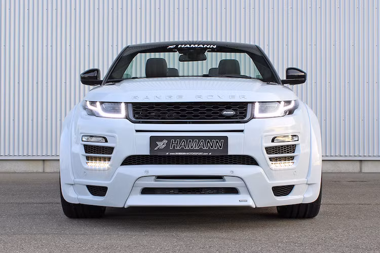 Trong đó, ngoại hình của Evoque Convertible đã được Hamann chỉnh sửa lại rất nhiều, khi hãng độ này đã thay hoàn toàn cản trước của chiếc xe. Dù khiến góc tới của xe bị giảm xuống nhưng với cản trước mới, chiếc Evoque đã thể thao hơn và đồng thời có thêm những đèn LED ban ngày bên dưới cản.