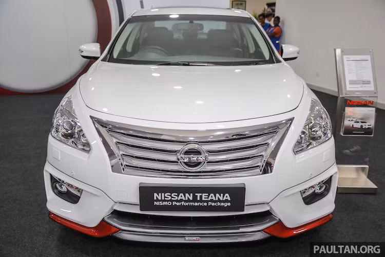 Ở cả 2 gói trang bị, Teana sẽ đều sở hữu ngoại thất thể thao hơn ở bên ngoài nhờ có bộ bodykit hoàn toàn mới. Trong đó, phần đầu xe đã được trang bị bộ cản trước góc cạnh hơn và có thêm những đường chỉ sơn màu đỏ ở hai góc.