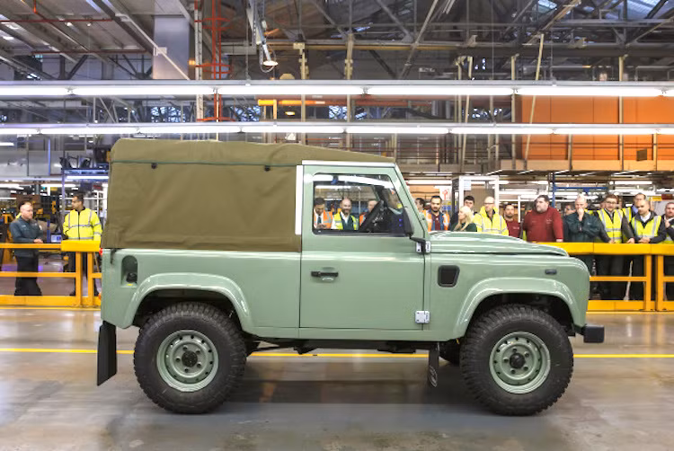 Một "huyền thoại" khác bị khai tử trong năm 2016 khiến người yêu xe không khỏi nuối tiếc là dòng SUV Land Rover Defender sau 68 năm tồn tại. Lý do khiến Land Rover dừng sản xuất Defender là do chiếc xe không còn đáp ứng được các tiêu chuẩn khí thải. Chiếc Defender cuối cùng thuộc phiên bản 90 Heritage Softtop, được sản xuất tại nhà máy ở Solihull - Anh.