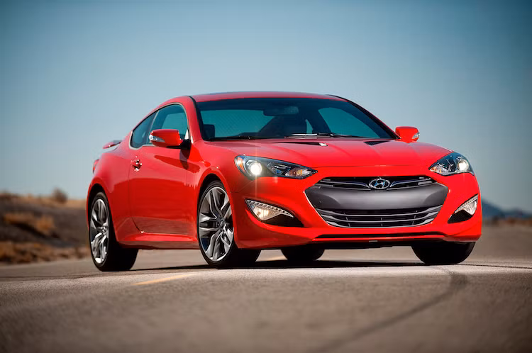 Trong năm 2016, hãng xe Hàn Quốc Hyundai cũng đã ngừng sản xuất dòng coupe thể thao Genesis Coupe bởi 2 lý do chính: 1 là Genesis đã trở thành thương hiệu xe sang của Hyundai, 2 là thế hệ mới của chiếc xe đang được hãng phát triển và dự kiến sẽ nằm trong Genesis.