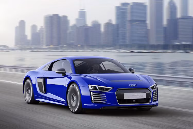 Ra mắt cùng với các phiên bản máy xăng V10, Audi R8 e-tron sở hữu thiết kế y hệt nhưng có hệ động lực chạy điện với công suất 456 mã lực, giúp chiếc xe chỉ mất chưa đầy 4 giây để tăng tốc từ 0-100 km/h. Tuy nhiên do không được bán ra rộng rãi như bản máy xăng và có giá lên tới 1 triệu USD, R8 e-tron đã trở thành "thất bại" của Audi và bị ngừng sản xuất sau 19 tháng.