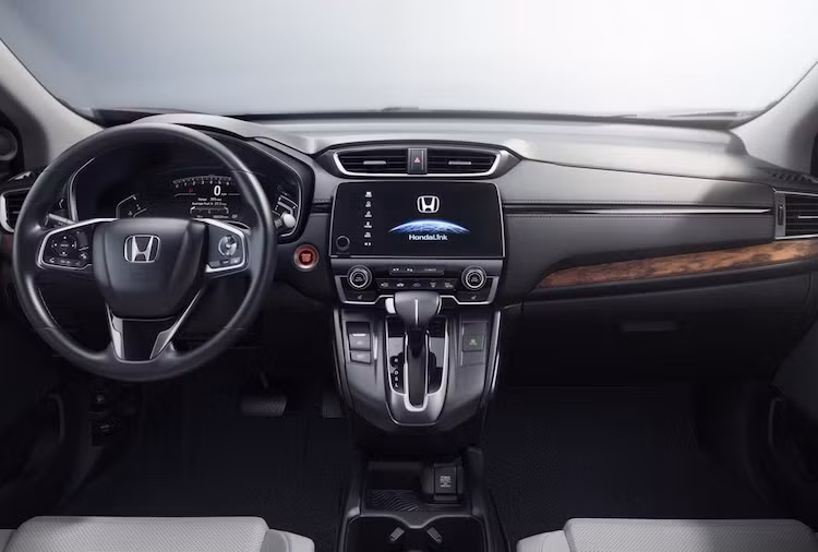 Ở bên trong nội thất, CR-V mới đã có bảng táp-lô với nhiều góc cạnh hơn so với thế hệ trước và được thiết kế với tính công thái học cao hơn, thân thiện hơn với người dùng. Nằm ở vị trí trung tâm là hệ thống thông tin giải trí với màn hình 7 inch hỗ trợ các kết nối smartphone Apple Carplay và Android Auto trên phiên bản cao cấp.