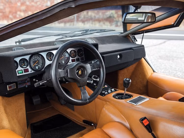 Do khi thiết kế chiếc xe, Gandini còn trẻ tuổi nên ông đã chỉ tập trung khiến cho Countach hấp dẫn nhất có thể và quên đi hoàn toàn sự tiện dụng. Chính vì vậy, nội thất của Countach là một trải nghiệm "khốn khổ" với người sử dụng. Do có các vòm bánh lớn, các bàn đạp của xe buộc phải đặt lệch về bên phải, buộc người lái phải đặt dịch chân sang mới có thể sử dụng.