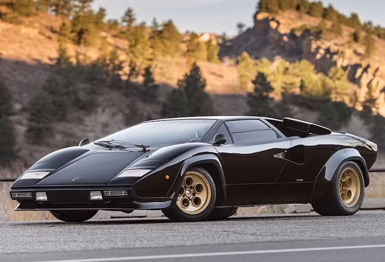 Năm 1971, siêu xe Lamborghini Countach được trưng bày lần đầu dưới dạng xe ý tưởng tại triển lãm Geneva, trước khi chính thức sản xuất vào năm 1974. Trái với các dòng Lamborghini sau này với tên lấy cảm hứng từ bộ môn đấu bò tót, "Countach" là từ địa phương cảm thán của người dân vùng Piedmont phía Tây bắc nước Ý, với ý nghĩa là "Thiên đường".