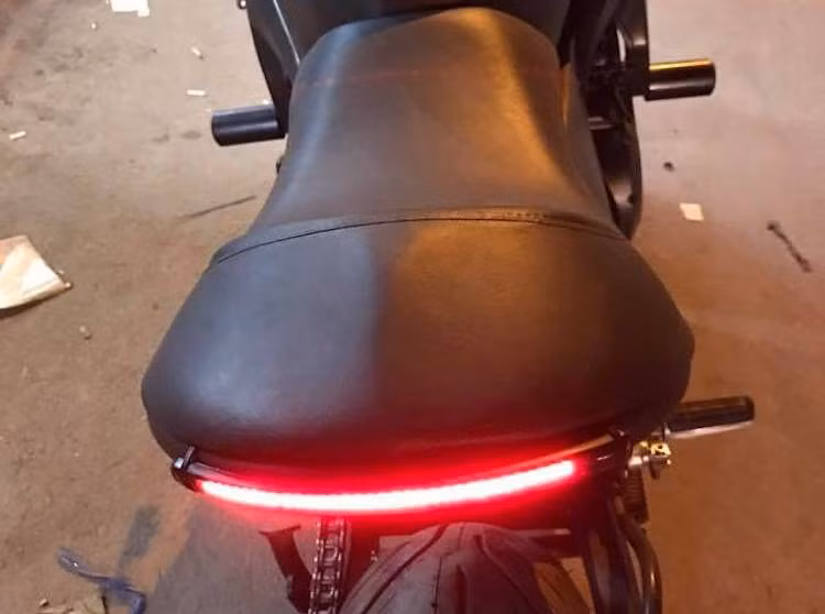 Thay đổi lớn nhất của chiếc xe nằm ở phần đuôi, khi Tự Thanh Đa đã vứt bỏ hoàn toàn dàn vỏ nhựa cùng khung phụ, pát biển số và các đèn báo phía sau. Thay vào đó, xưởng độ này đã trang bị cho FZ6 chiếc yên solo "cụt" được tích hợp đèn hậu LED hiện đại, gọn gàng và khiến dáng của chiếc xe càng trở nên "ngầu" hơn.