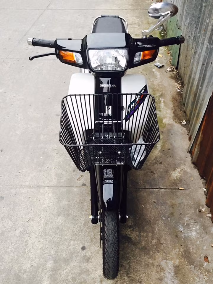 Tuy không phổ biến bằng Dream II, nhưng dòng Dream "lùn" vẫn luôn có một lượng người chơi nhất định tại Việt Nam. Cũng giống như phong cách chơi Dream II Thái Lan, một biker tại Sài Gòn đã "giật mới" hoàn toàn chiếc Dream Exces của mình và "nhân tiện" trang bị cho xe một số đồ chơi theo phong cách kiểng.