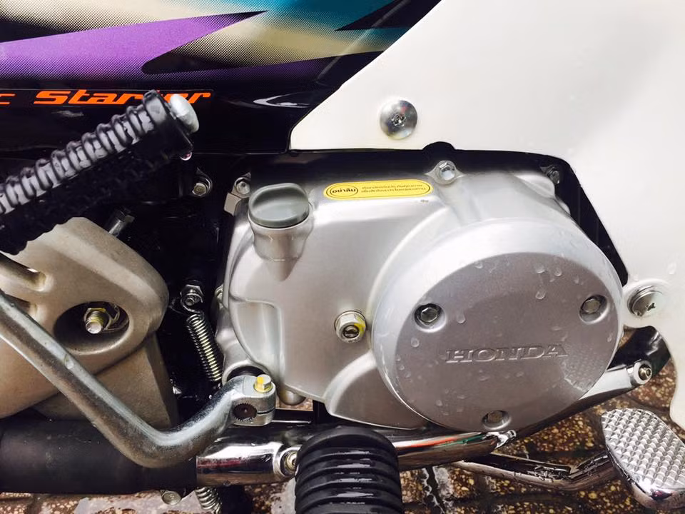 Trên chiếc xe này, gần như tất cả các chi tiết trên chiếc Dream "lùn" cũ đã được thay thế hoàn toàn bằng đồ mới, khiến chiếc xe có vẻ đẹp "leng keng" như "đập thùng". Khối động cơ 1 xi-lanh, 4 kỳ SOHC của xe có thiết kế giống y hệt Dream II với kết cấu đơn giản, dễ sửa chữa và cực kỳ bền bỉ.