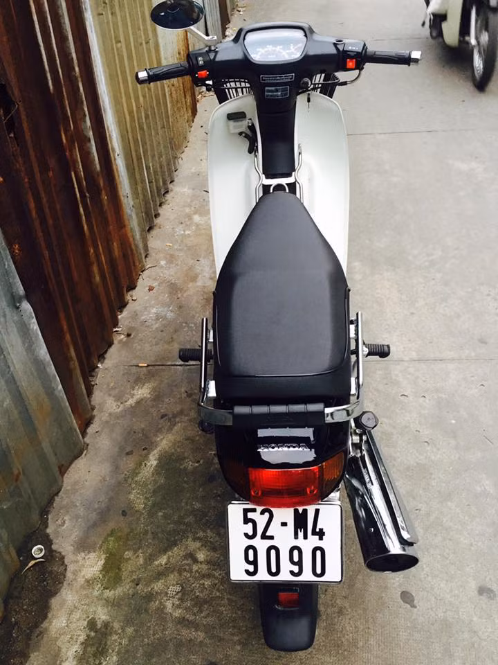 Với một số phụ kiện hữu dụng như baga và giỏ xe cùng biển số đẹp 9090, chiếc Dream tại Sài Gòn đã trở thành một mẫu xe di chuyển hàng ngày "thanh cảnh" và tiện lợi cho chủ nhân của nó.