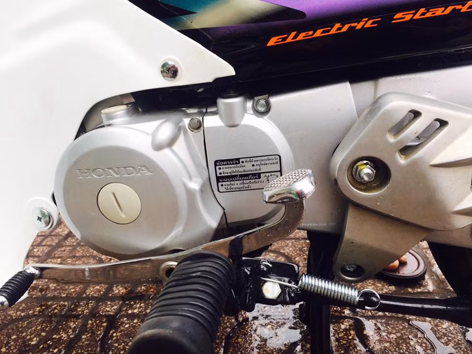 Động cơ này có dung tích thực 97 cc, đạt công suất tối đa 8 mã lực và mô-men xoắn cực đại 8,1 Nm. Xe được trang bị hộp số vòng 4 cấp. Một điểm đặc biệt của chiếc Honda Dream Exces này đó là bưởng máy đã được thay bằng cặp bưởng Super Dream 100 hay Honda Wave Alpha mới.