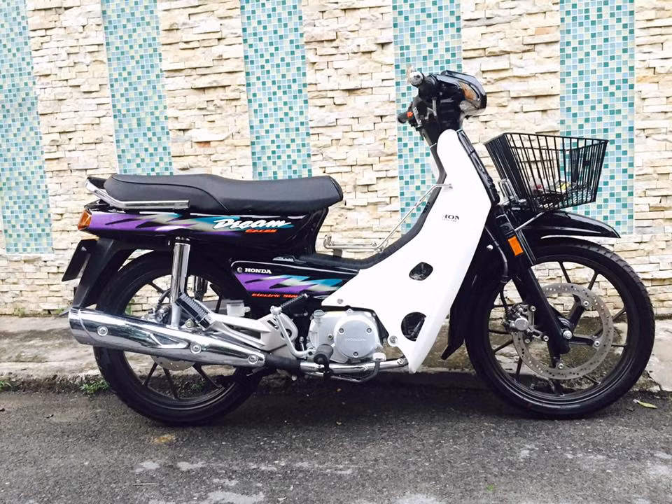 Cũng "xâm nhập" Việt Nam vào cùng thời với những chiếc Dream II "cao" nhưng dù có thiết kế thanh thoát hơn, dòng Honda Dream lùn với phiên bản Honda Dream Exces tại Thái Lan lại không được "ưu ái" bằng "người anh em" cùng nhà.