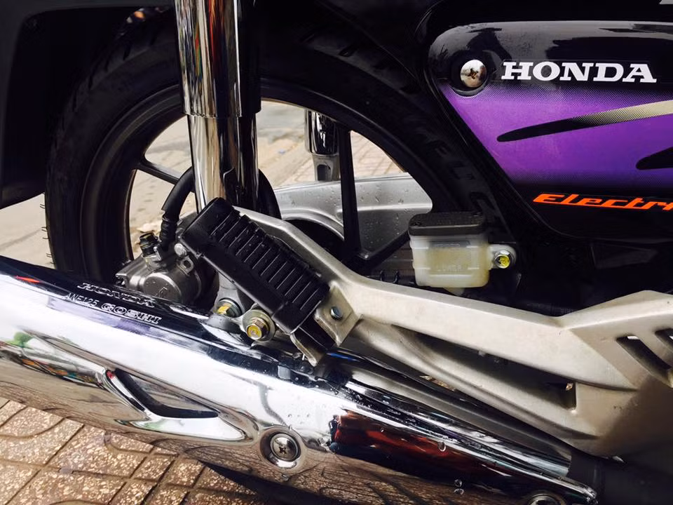 Không chỉ được "giật mới", chủ xe đã "tranh thủ" trang trí nhẹ lại chiếc Dream của mình theo phong cách kiểng với các món đồ chơi quen thuộc như pô Future Neo hay gác chân "giò gà" Nice 110. "Dàn chân" xe đã được nâng cấp với mâm xương cá Raider và hệ thống phanh đĩa kép.